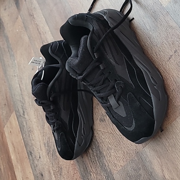 Brand New black Yeezy Boost 700 size 7 1/2 in women - Picture 2 of 5